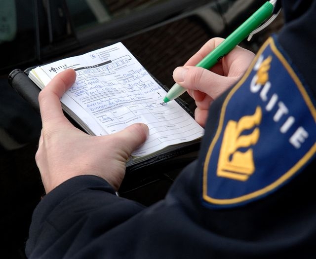 Auto gaat er vandoor en botst frontaal op politievoertuig